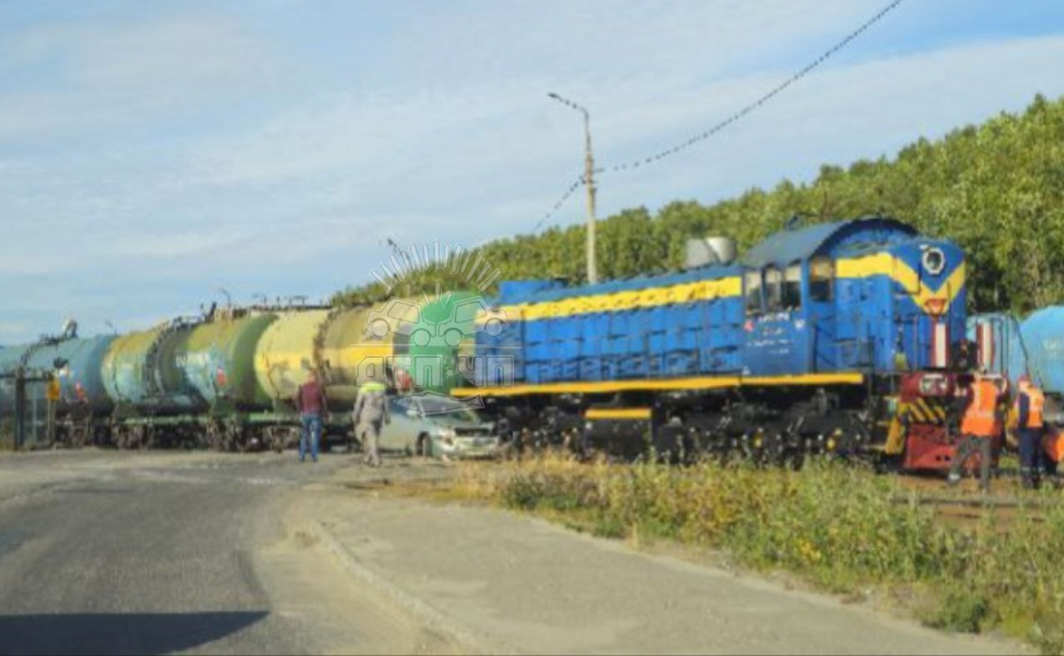 Машина столкнулась с поездом на переезде в Мурманске поезд