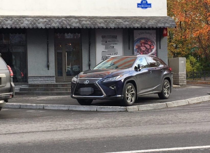 Странная парковка в центре Мурманска возмутила северян Автомобиль