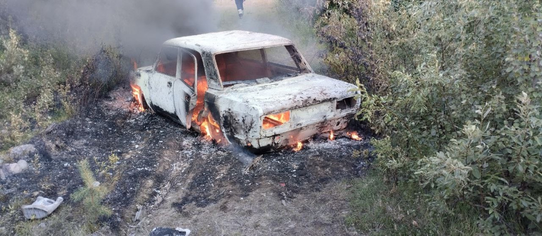 На территории бывшей военной части в Заполярье сгорел автомобиль Пожар