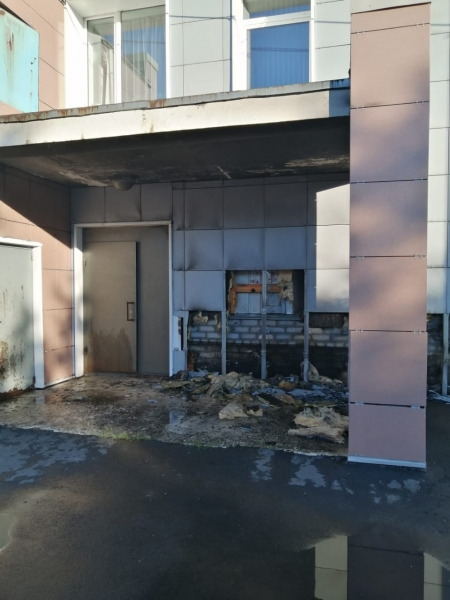 В Мурманской области неизвестные подожгли фасад Дома культуры Пожар