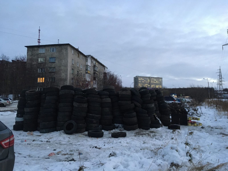 Мурманчане возмущены стихийной свалкой во дворе Шины