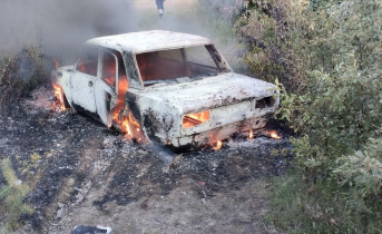 На территории бывшей военной части в Заполярье сгорел автомобиль Пожар