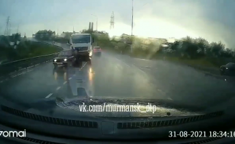 Момент жесткого ДТП с грузовиком в Мурманске попал на видео ДТП