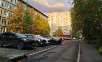 «Это низко и мерзко». Ситуация с парковкой в Мурманске накалилась Парковка