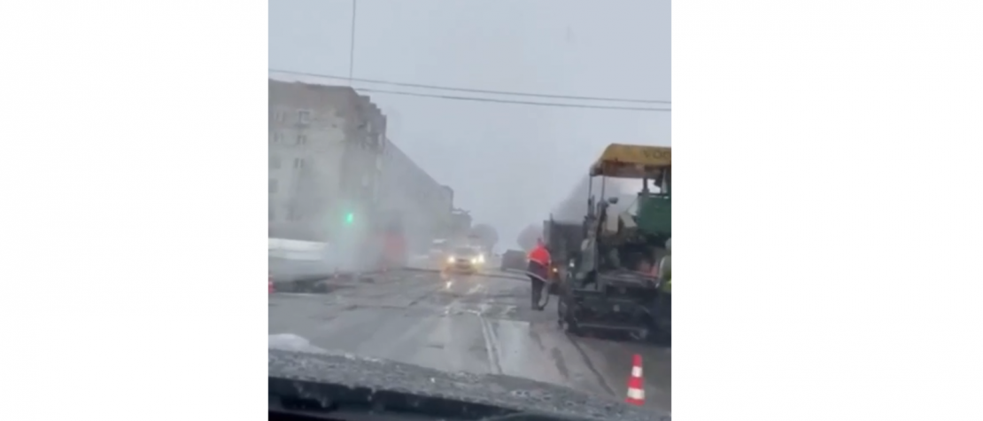 Мурманчане возмутились укладкой асфальта в снег Укладка асфальта