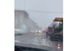 Мурманчане возмутились укладкой асфальта в снег Укладка асфальта