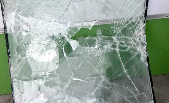 Случаи вандализма участились в Мурманской области Окно