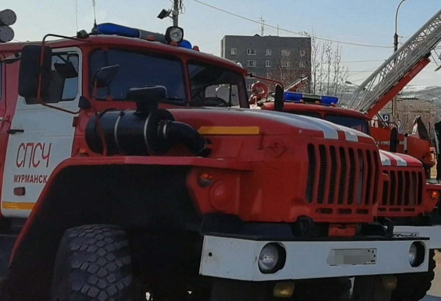 Крупный пожар в жилом доме в Мурманске: спасено 10 человек Пожарная машина