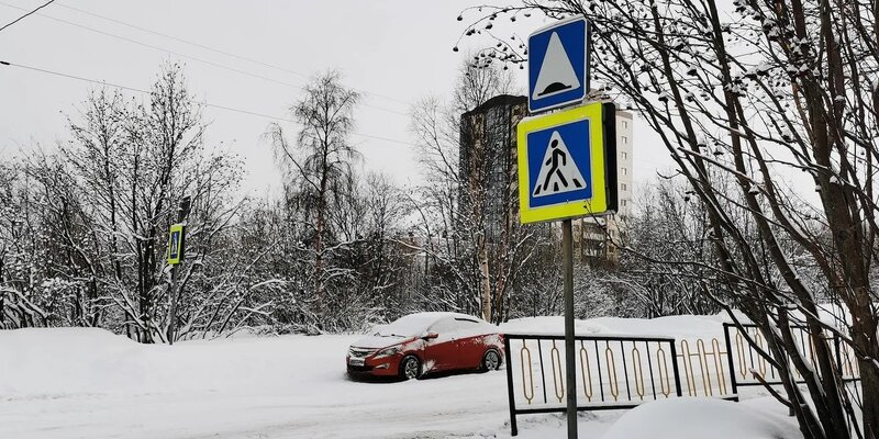 Северян призвали срочно убрать машины со двора Дорога