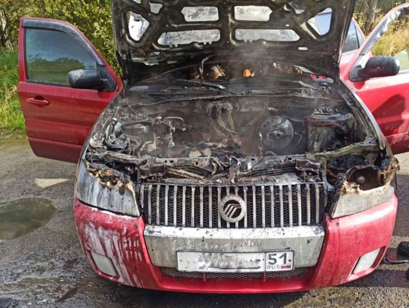 В Мурманской области сгорел припаркованный во дворе автомобиль Пожар
