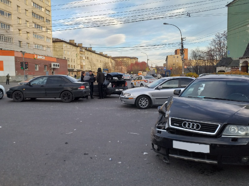 Стали известны подробности массовой аварии у «Охоты» в Мурманске ДТП
