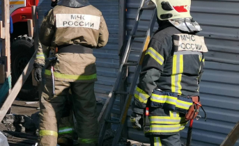 Человека эвакуировали из пожара в Заполярье Пожарные