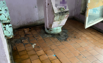 «Жить невозможно». Жилой дом в Мурманске превратили в свалку Мусорка