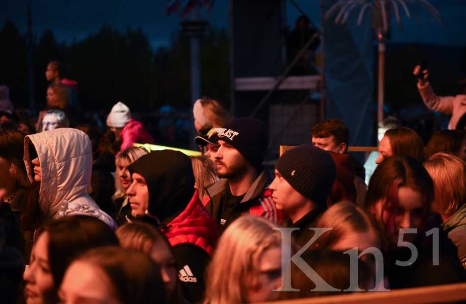 Николай Расторгуев выступил на сцене Мончегорска с юными северянами Зрители
