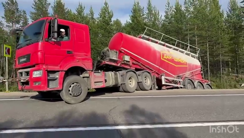 В Мурманской области достали бетоновоз из кювета Автомобиль