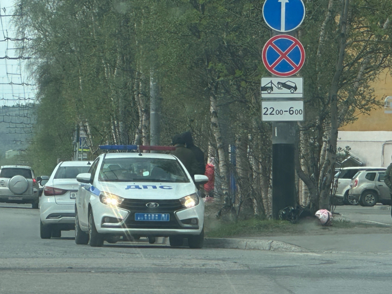 В Мурманске сбили мотоциклиста Машина