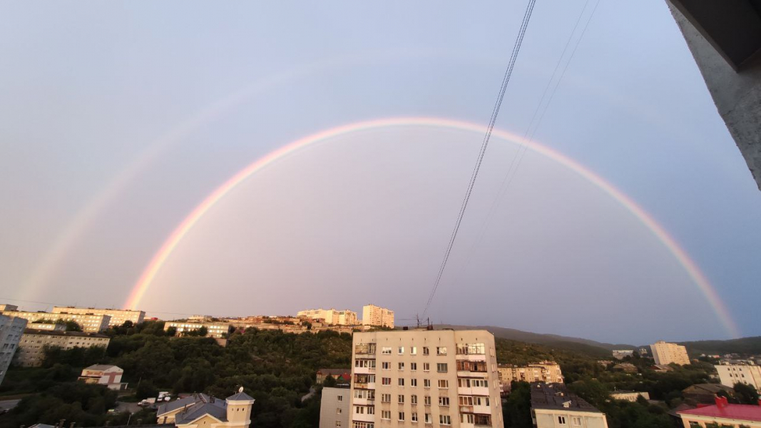 Ночная радуга в небе над Мурманском попала на видео Ночная радуга