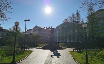 Площадь, памятник