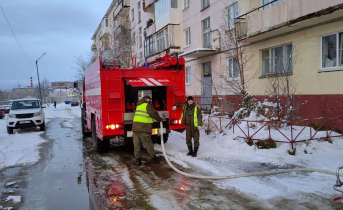 Человека спасли из пожара в многоэтажке в Мурманской области 