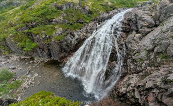 Красота и мощь: Самый высокий водопад в Заполярье Водопад