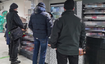 Турист подрался с покупателем в мурманском магазине Покупатели