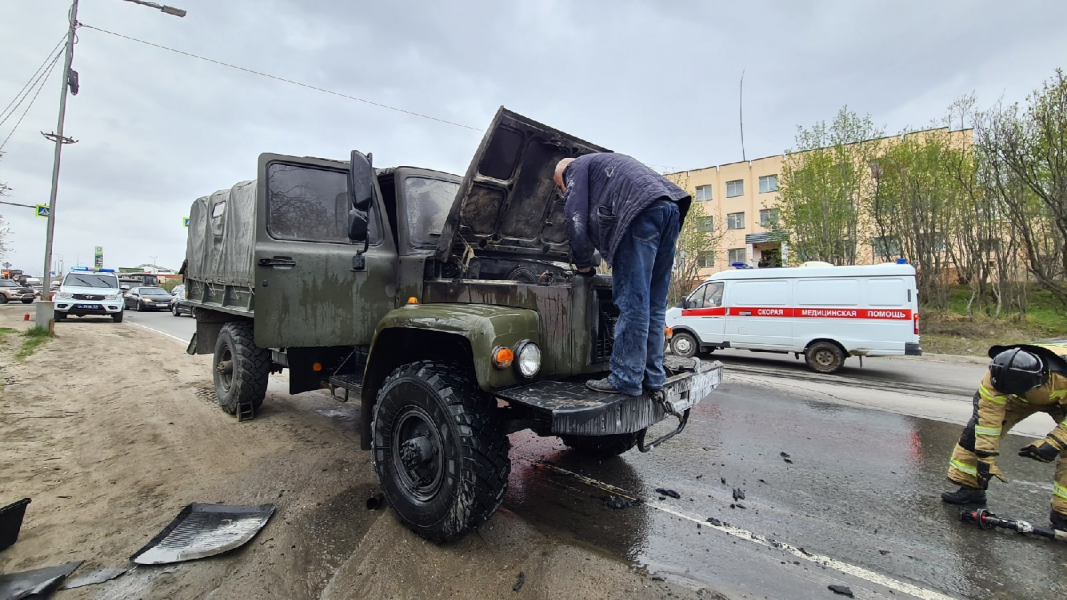 На трассе в Мурманской области на ходу загорелся автомобиль Пожар