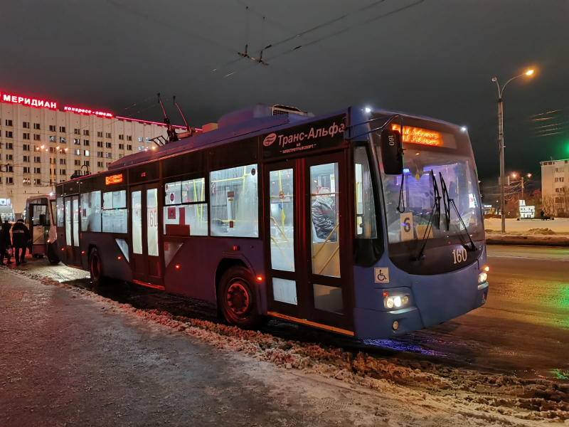 Соцсети: в центре Мурманска встали троллейбусы Троллейбус