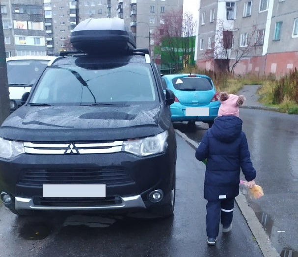 Парковка наглых водителей в мурманском дворе возмутила северян Парковка