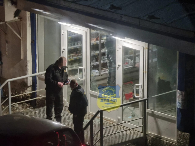 Неизвестный разбил стекло и проник в гипермаркет в центре Мурманска Магазин