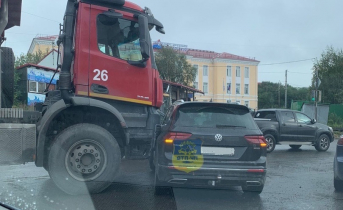 В Мурманске из-за ДТП с большегрузом образовалась огромная пробка Авария