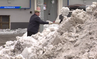 «Снега было до второго этажа». В Мурманске проверили уборку дворов Уборка снега