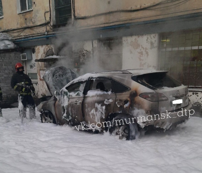 В Мурманске дотла сгорел «Лексус» Автомобиль