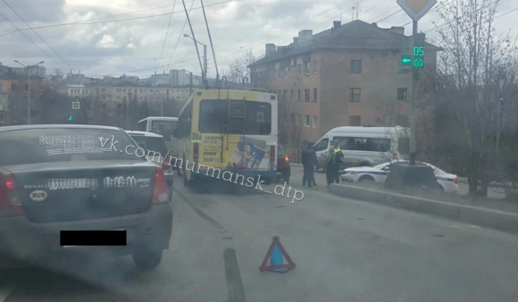 В центре Мурманска произошла массовая авария с участием троллейбуса ДТП