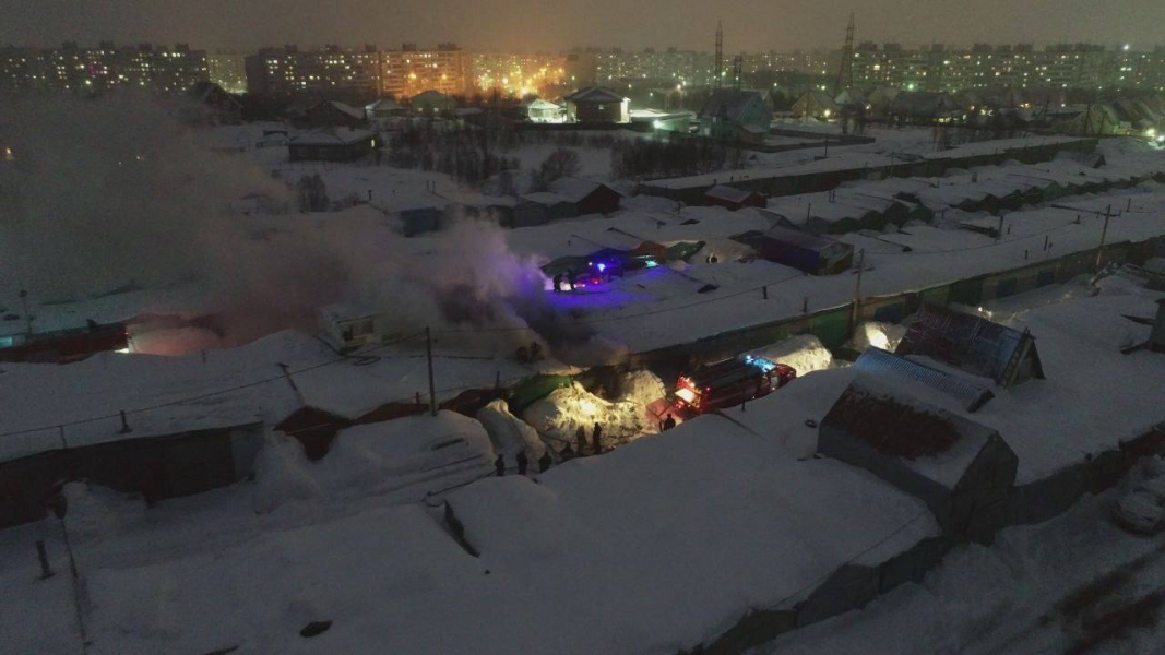 5 гаражей сгорели в Мурманске Пожар