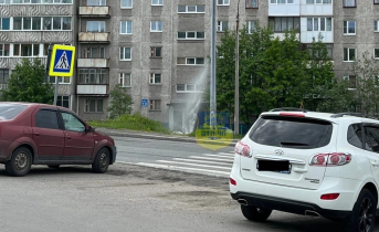 Гигантский фонтан из-под земли затопил двор в Мурманске Двор