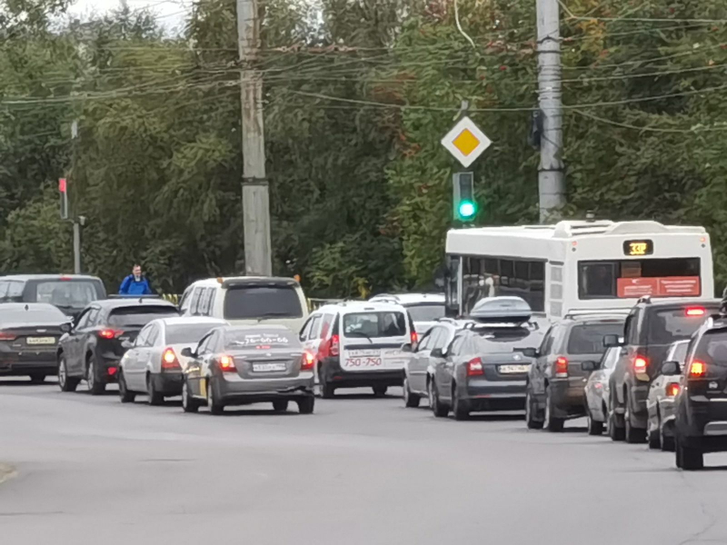 Большая пробка собралась в центре Мурманска на перекрестке Пробка