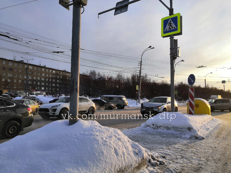 Из-за аварии на перекрестке в Мурманске собралась пробка Авария