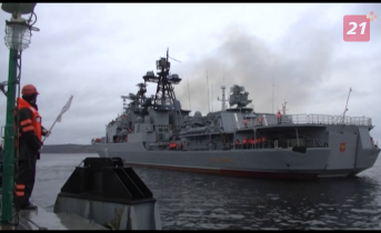 В Североморске торжественно встретили моряков, вернувшихся из арктического похода Корабль