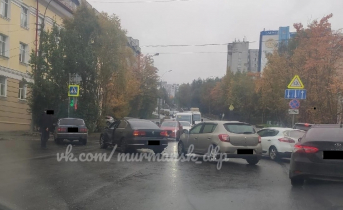 Соцсети: в центре Мурманска столкнулись 5 автомобилей ДТП