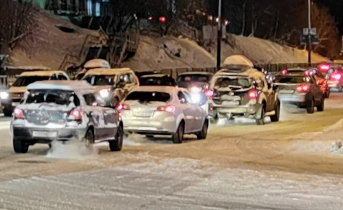 На перекрестке в центре Мурманска собралась пробка Пробка