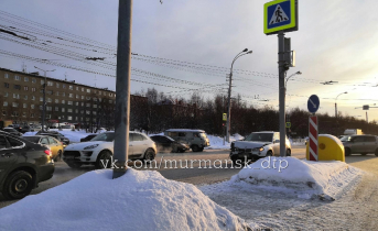 Из-за аварии на перекрестке в Мурманске собралась пробка Авария