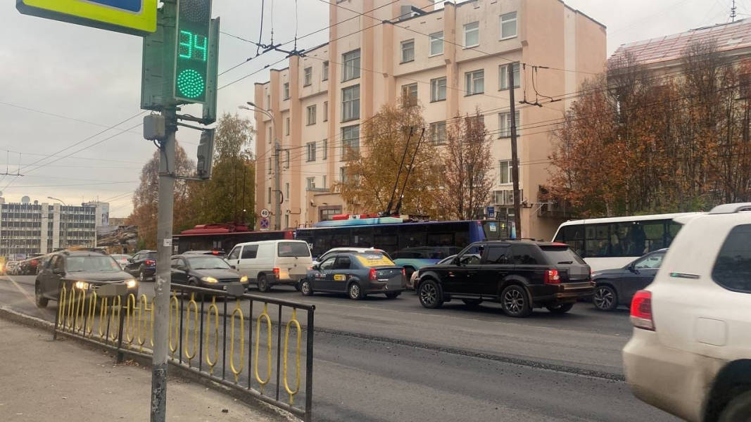 Водители встали в огромной пробке в центре Мурманска Пробки