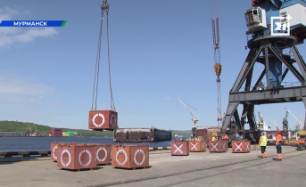 Северянам провели экскурсию по крупному предприятию в Мурманской области Контейнеры