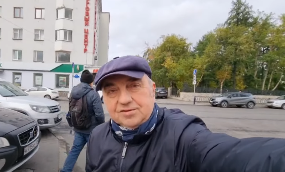 Известный музыкант прогулялся по центру Мурманска Владимир Шахрин