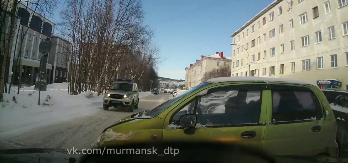 Мурманский водитель 2 раза протаранил автомобиль у отдела полиции ДТП