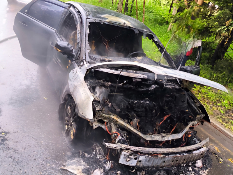 В Заполярье сгорел автомобиль у жилого дома Автомобиль
