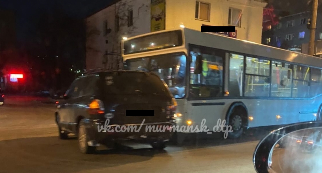 Пассажирский автобус попал в ДТП в центре Мурманска ДТП
