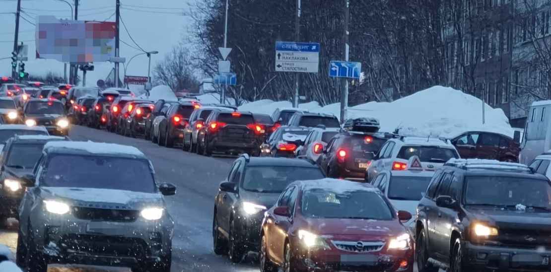 Водители встали в огромных пробках в Мурманске Пробки