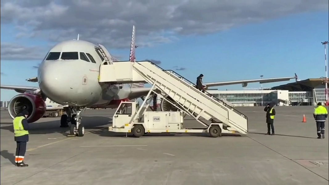 Вылет самолета из Санкт-Петербурга в Мурманск перенесли на несколько часов Самолет