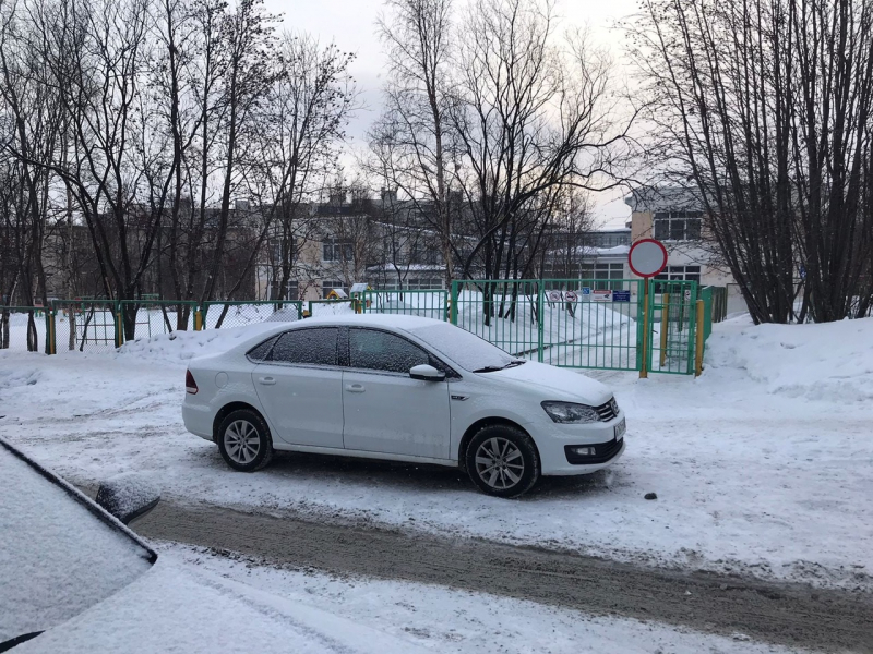 В Мурманске водитель перегородил въезд в детский садик Машина